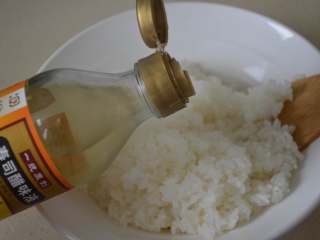 7、寿司,加入1勺寿司醋。