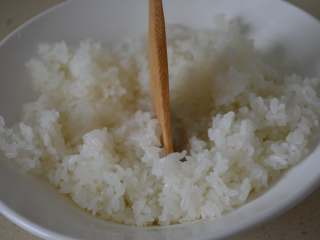 8、寿司,用木铲子搅拌均匀。