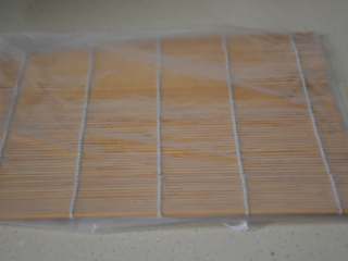 9、寿司,寿司竹帘用一个大小差不多的食品袋包好，防止米粒粘在寿司卷上，不好清洗。