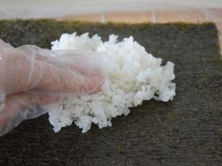 11、寿司,将拌好的米饭放在海苔上。