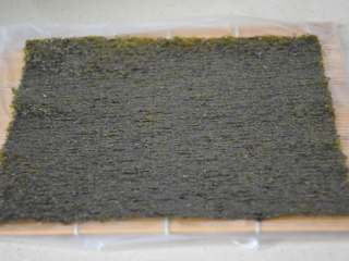 10、寿司,取一张寿司海苔。