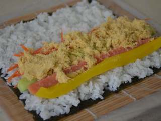14、寿司,均匀的撒上肉松。