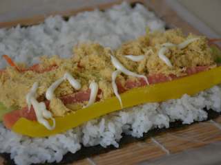 15、寿司,挤少量的丘比沙拉酱。