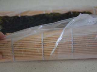 16、寿司,靠近自己的一侧开始慢慢卷起来。