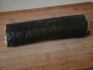 19、寿司,放在案板上。