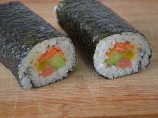 20、寿司,用锋利的刀切开。