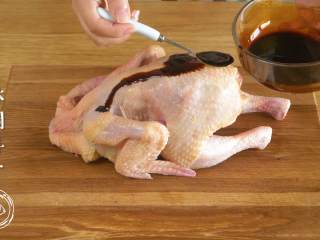 3、电饭煲烧鸡12m+,淋调料汁,把外表面涂抹均匀~