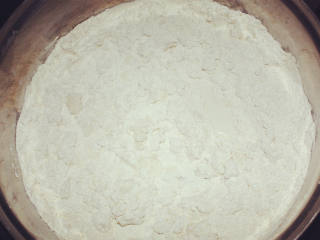 1、云朵一样绵软的北海道吐司面包,中种的酵母融化在温牛奶中,然后与其他原料一起混合均匀,揉成一团成形即可,放入冰箱冷藏室,缓慢发酵18-20小时