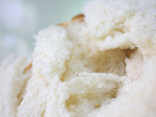 7、云朵一样绵软的北海道吐司面包,看看这样漂亮绵软的组织,上色深了点,看来我要换一个大点的烤箱了,18L烤这样大一个吐司,真是有点勉强了