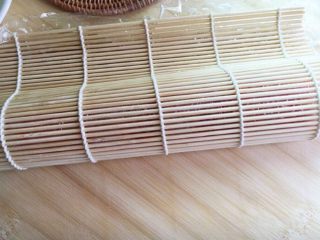 10、樱花寿司,寿司帘2分之1折起，成为水滴形，用手压紧定型。