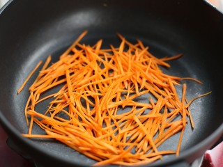 7、金枪鱼寿司,就着摊鸡蛋的底油将胡萝卜炒软盛出