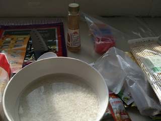 1、寿司,泡米20分钟，煮熟后搅拌米饭再闷10分钟后，米饭挽到大碗里加入合量的寿司醋搅拌