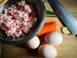 1、黄金如意卷#挑战鸡蛋的100种做法#,准备食材。