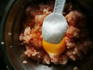 5、黄金如意卷#挑战鸡蛋的100种做法#,加盐适量。