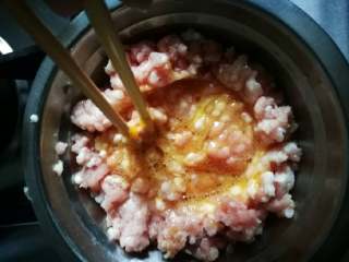 6、黄金如意卷#挑战鸡蛋的100种做法#,然后用筷子朝一个方向搅拌上劲。