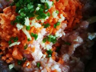 7、黄金如意卷#挑战鸡蛋的100种做法#,加入胡萝卜丁末拌匀。