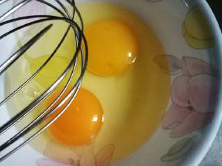 8、黄金如意卷#挑战鸡蛋的100种做法#,另取鸡蛋两个用蛋抽打散。