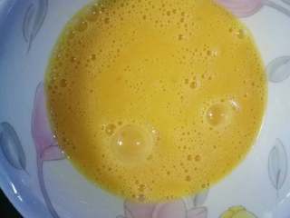 9、黄金如意卷#挑战鸡蛋的100种做法#,鸡蛋打均匀待用。