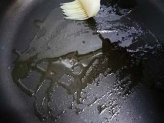 10、黄金如意卷#挑战鸡蛋的100种做法#,平底锅少量油刷开。