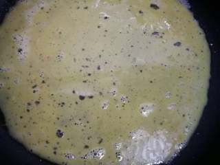 11、黄金如意卷#挑战鸡蛋的100种做法#,倒入一半蛋液，转动锅底。