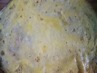 12、黄金如意卷#挑战鸡蛋的100种做法#,蛋液摊成蛋饼，摊两张。