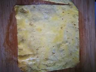 13、黄金如意卷#挑战鸡蛋的100种做法#,摊好的蛋饼放案板上裁剪成方形。