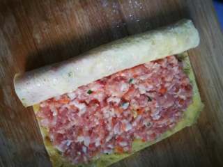 15、黄金如意卷#挑战鸡蛋的100种做法#,从一边开始往里卷，卷到中间停，再从另一头卷。