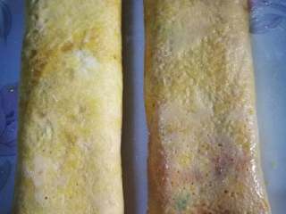 17、黄金如意卷#挑战鸡蛋的100种做法#,两个都卷好，然后卷口朝下。