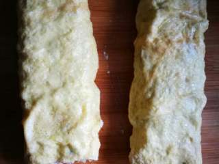 19、黄金如意卷#挑战鸡蛋的100种做法#,蒸好后拿出来切段。