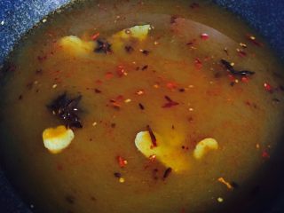 7、麻辣水煮鱼,加入适量清水，转大火煮沸