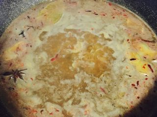 8、麻辣水煮鱼,水开，尝下汤汁咸淡，根据需要可加入适量糖、盐、黑胡椒粉调味