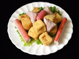 7、海鲜麻辣鸳鸯火锅,准备好蟹棒、油豆腐、亲亲肠、还有虾丸