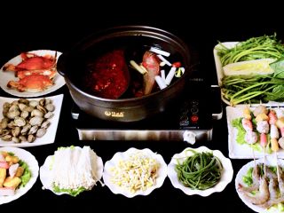 17、海鲜麻辣鸳鸯火锅,盖上锅盖大火煮沸后、加入适量盐和味精调味