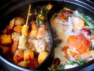 20、海鲜麻辣鸳鸯火锅,鲜美无比又营养丰富的海鲜火锅就做好了、嘻嘻、老公我吃火锅你喝汤哈、我我我