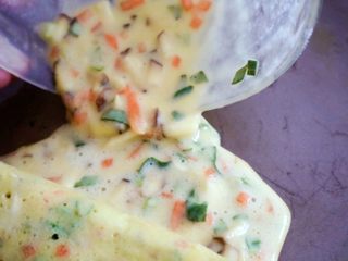 12、宝宝辅食之时蔬厚蛋烧,我们在倒入三分之一面糊接在留好的边接好