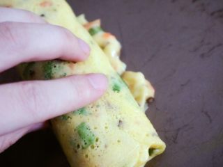 13、宝宝辅食之时蔬厚蛋烧,待半熟卷起，同样方式全部到完所有面糊