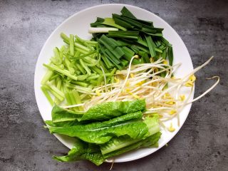 2、水煮肉片,将芹菜、蒜苗、莴笋尖切段，豆芽洗净。