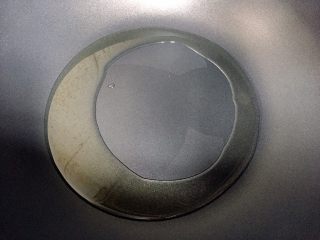 7、水煮肉片,热锅倒油烧至八成热。