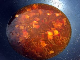 14、水煮肉片,加入适量清水煮开。