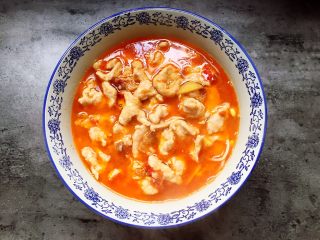 16、水煮肉片,将煮好的肉片装入碗中。