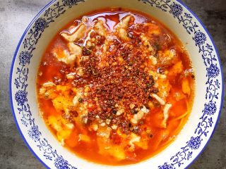 20、水煮肉片,将热油浇在辣椒花椒面上面，听见滋滋的声音。