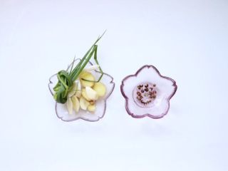 2、香辣口水鸡,辅料:葱姜蒜、花椒