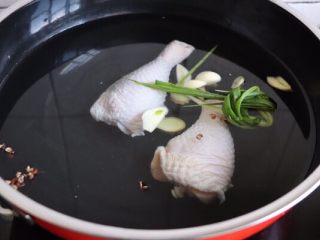 3、香辣口水鸡,鸡腿冷水下锅,放入葱姜蒜、花椒、料酒半汤匙、水烧开煮8分钟关火继续焖10分钟(用筷子轻松戳穿即是熟透)