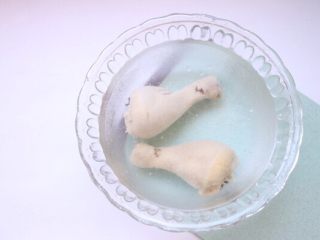 4、香辣口水鸡,提前准备好冷水,鸡腿取出放冷水里浸泡5分钟左右(这样做出来的皮更Q)