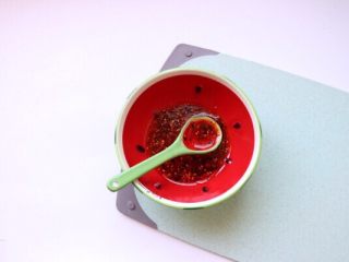 5、香辣口水鸡,准备口水鸡酱汁:自制辣椒油2勺