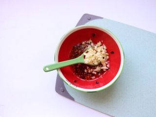 6、香辣口水鸡,3个蒜瓣拍碎放入