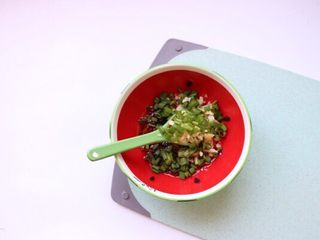 7、香辣口水鸡,葱花适量放入