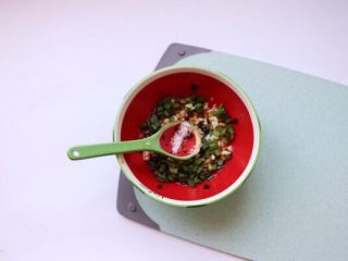 8、香辣口水鸡,盐1g调味