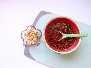 9、香辣口水鸡,加4汤匙煮鸡腿的汤汁和花生碎