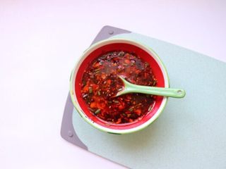 11、香辣口水鸡,搅拌均匀即可,口水鸡酱汁就做好了